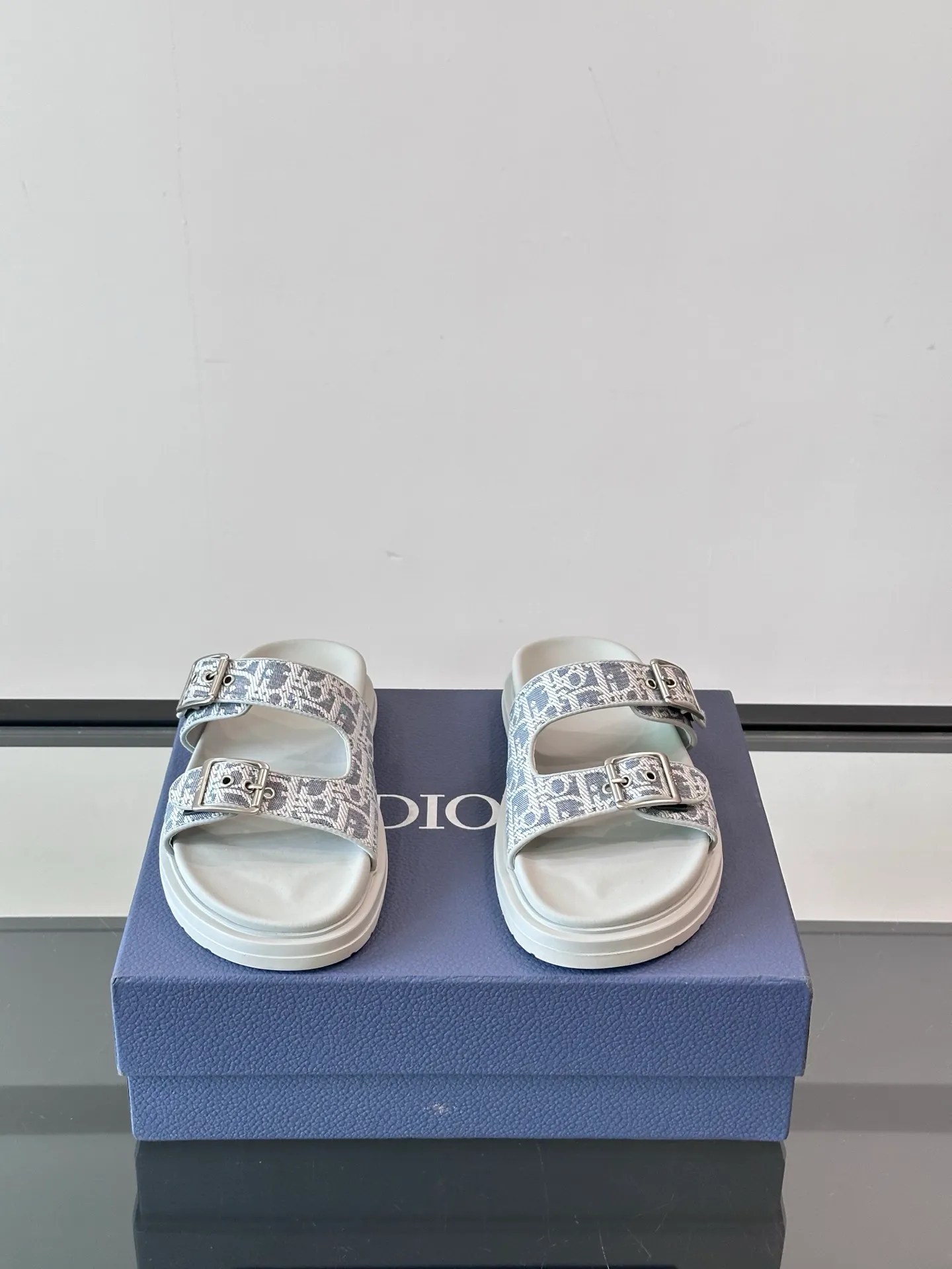 Factory price: 300💰Dior Aqua men's sandals and slippers. Showcasing Dior haute couture design. The Dior gray suede strap is accented with an aluminum Dior buckle for added style. Paired with a comfortable tonal notch sole, they pair easily with shorts or jeans for a sophisticated look. Main body: suede cow leather, technical fabric lining: cow leather, with adjustable straps, aluminum Dior buckle, Dior gray EVA insole, tonal notch rubber outsole splicing structure👌👌 size: 38-44 (45.46 customized)